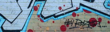 Grafiti çizimler parçası. Eski duvar boya lekeleri sokak sanatı kültür tarzı ile dekore edilmiştir. Renkli arka plan doku soğuk tonlarda.
