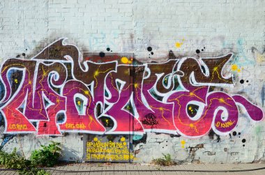 Grafiti çizimler parçası. Eski duvar boya lekeleri sokak sanatı kültür tarzı ile dekore edilmiştir. Mor tonlarında renkli arka plan doku.
