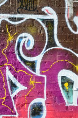 Grafiti çizimler parçası. Eski duvar boya lekeleri sokak sanatı kültür tarzı ile dekore edilmiştir. Renkli arka plan doku sıcak tonları içinde.