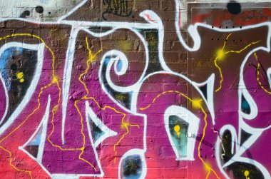 Grafiti çizimler parçası. Eski duvar boya lekeleri sokak sanatı kültür tarzı ile dekore edilmiştir. Renkli arka plan doku sıcak tonları içinde.