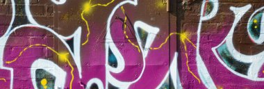 Grafiti çizimler parçası. Eski duvar boya lekeleri sokak sanatı kültür tarzı ile dekore edilmiştir. Renkli arka plan doku sıcak tonları içinde.
