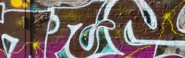 Grafiti çizimler parçası. Eski duvar boya lekeleri sokak sanatı kültür tarzı ile dekore edilmiştir. Renkli arka plan doku sıcak tonları içinde.