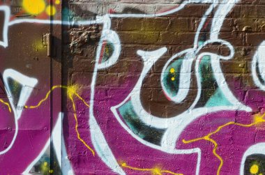 Grafiti çizimler parçası. Eski duvar boya lekeleri sokak sanatı kültür tarzı ile dekore edilmiştir. Renkli arka plan doku sıcak tonları içinde.