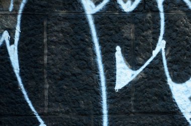 Grafiti çizimler parçası. Eski duvar boya lekeleri sokak sanatı kültür tarzı ile dekore edilmiştir. Renkli arka plan doku.