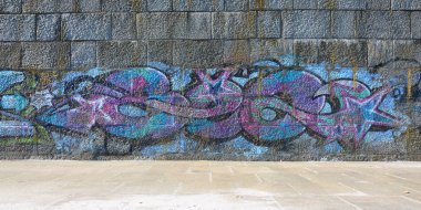 Grafiti çizimler parçası. Eski duvar boya lekeleri sokak sanatı kültür tarzı ile dekore edilmiştir. Renkli arka plan doku soğuk tonlarda.