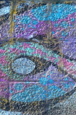 Grafiti çizimler parçası. Eski duvar boya lekeleri sokak sanatı kültür tarzı ile dekore edilmiştir. Mor tonlarında renkli arka plan doku.