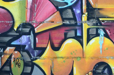 Grafiti çizimler parçası. Eski duvar boya lekeleri sokak sanatı kültür tarzı ile dekore edilmiştir. Renkli arka plan doku sıcak tonları içinde.