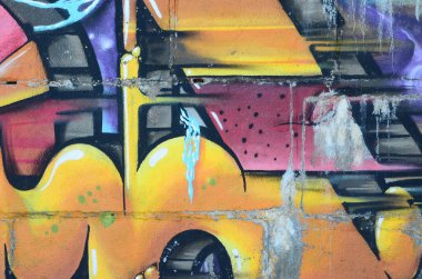 Grafiti çizimler parçası. Eski duvar boya lekeleri sokak sanatı kültür tarzı ile dekore edilmiştir. Renkli arka plan doku sıcak tonları içinde.
