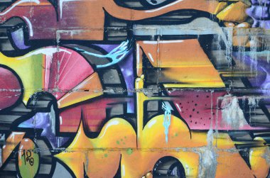 Grafiti çizimler parçası. Eski duvar boya lekeleri sokak sanatı kültür tarzı ile dekore edilmiştir. Renkli arka plan doku sıcak tonları içinde.