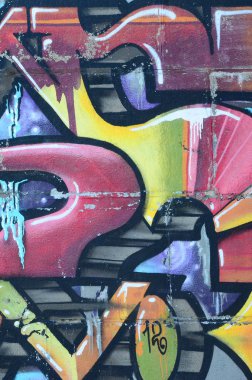 Grafiti çizimler parçası. Eski duvar boya lekeleri sokak sanatı kültür tarzı ile dekore edilmiştir. Renkli arka plan doku sıcak tonları içinde.