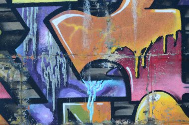 Grafiti çizimler parçası. Eski duvar boya lekeleri sokak sanatı kültür tarzı ile dekore edilmiştir. Renkli arka plan doku sıcak tonları içinde.