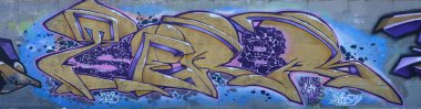 Grafiti çizimler parçası. Eski duvar boya lekeleri sokak sanatı kültür tarzı ile dekore edilmiştir. Mor tonlarında renkli arka plan doku.