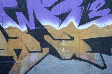 Grafiti çizimler parçası. Eski duvar boya lekeleri sokak sanatı kültür tarzı ile dekore edilmiştir. Mor tonlarında renkli arka plan doku.