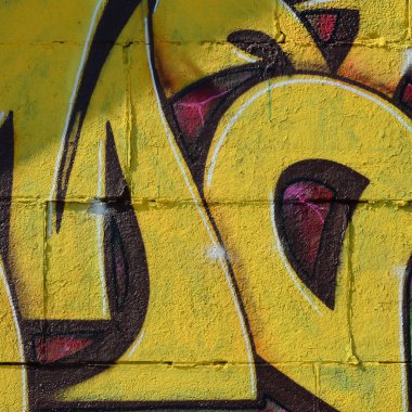 Grafiti çizimler parçası. Eski duvar boya lekeleri sokak sanatı kültür tarzı ile dekore edilmiştir. Renkli arka plan doku sıcak tonları içinde.