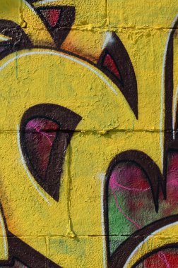 Grafiti çizimler parçası. Eski duvar boya lekeleri sokak sanatı kültür tarzı ile dekore edilmiştir. Renkli arka plan doku sıcak tonları içinde.