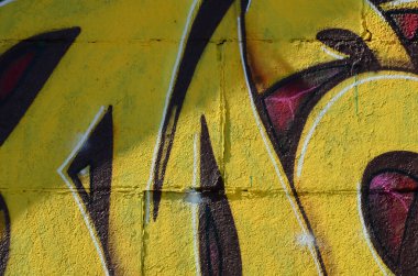 Grafiti çizimler parçası. Eski duvar boya lekeleri sokak sanatı kültür tarzı ile dekore edilmiştir. Renkli arka plan doku sıcak tonları içinde.