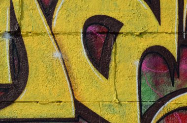 Grafiti çizimler parçası. Eski duvar boya lekeleri sokak sanatı kültür tarzı ile dekore edilmiştir. Renkli arka plan doku sıcak tonları içinde.