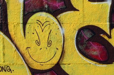 Grafiti çizimler parçası. Eski duvar boya lekeleri sokak sanatı kültür tarzı ile dekore edilmiştir. Renkli arka plan doku sıcak tonları içinde.