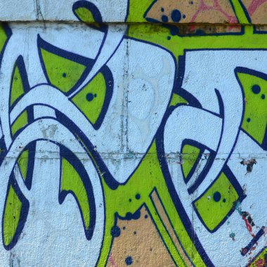 Grafiti çizimler parçası. Eski duvar boya lekeleri sokak sanatı kültür tarzı ile dekore edilmiştir. Yeşil tonlarında renkli arka plan doku.
