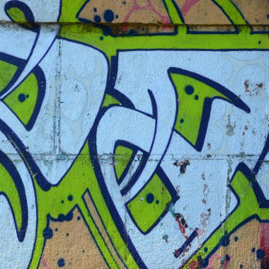 Grafiti çizimler parçası. Eski duvar boya lekeleri sokak sanatı kültür tarzı ile dekore edilmiştir. Yeşil tonlarında renkli arka plan doku.