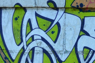 Grafiti çizimler parçası. Eski duvar boya lekeleri sokak sanatı kültür tarzı ile dekore edilmiştir. Yeşil tonlarında renkli arka plan doku.