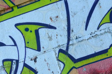 Grafiti çizimler parçası. Eski duvar boya lekeleri sokak sanatı kültür tarzı ile dekore edilmiştir. Yeşil tonlarında renkli arka plan doku.