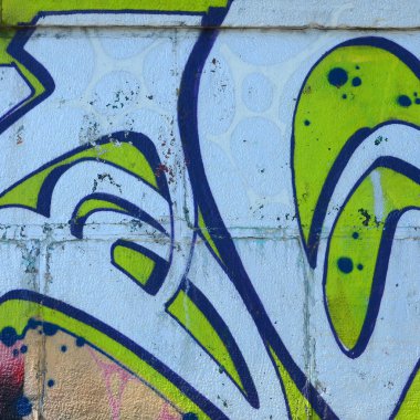 Grafiti çizimler parçası. Eski duvar boya lekeleri sokak sanatı kültür tarzı ile dekore edilmiştir. Yeşil tonlarında renkli arka plan doku.