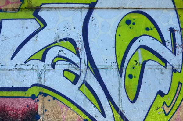 Grafiti çizimler parçası. Eski duvar boya lekeleri sokak sanatı kültür tarzı ile dekore edilmiştir. Yeşil tonlarında renkli arka plan doku.