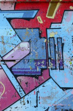 Grafiti çizimler parçası. Eski duvar boya lekeleri sokak sanatı kültür tarzı ile dekore edilmiştir. Renkli arka plan doku soğuk tonlarda.