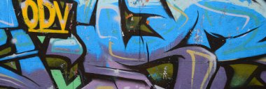 Grafiti çizimler parçası. Eski duvar boya lekeleri sokak sanatı kültür tarzı ile dekore edilmiştir. Renkli arka plan doku soğuk tonlarda.