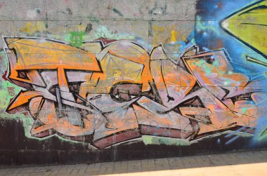 Grafiti çizimler parçası. Eski duvar boya lekeleri sokak sanatı kültür tarzı ile dekore edilmiştir. Renkli arka plan doku sıcak tonları içinde.