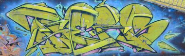 Grafiti çizimler parçası. Eski duvar boya lekeleri sokak sanatı kültür tarzı ile dekore edilmiştir. Yeşil tonlarında renkli arka plan doku.