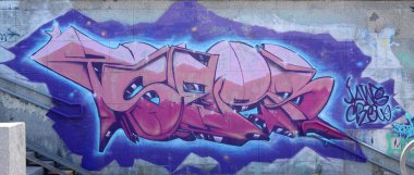 Grafiti çizimler parçası. Eski duvar boya lekeleri sokak sanatı kültür tarzı ile dekore edilmiştir. Mor tonlarında renkli arka plan doku.