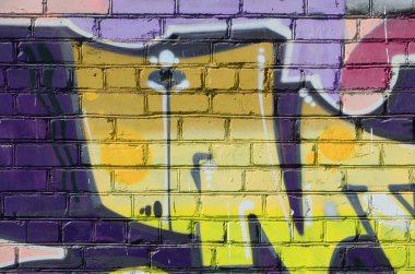 Grafiti çizimler parçası. Eski duvar boya lekeleri sokak sanatı kültür tarzı ile dekore edilmiştir. Renkli arka plan doku sıcak tonları içinde.