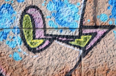 Grafiti çizimler parçası. Eski duvar boya lekeleri sokak sanatı kültür tarzı ile dekore edilmiştir. Renkli arka plan doku sıcak tonları içinde.
