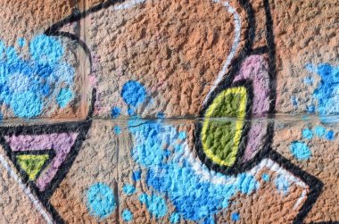 Grafiti çizimler parçası. Eski duvar boya lekeleri sokak sanatı kültür tarzı ile dekore edilmiştir. Renkli arka plan doku sıcak tonları içinde.