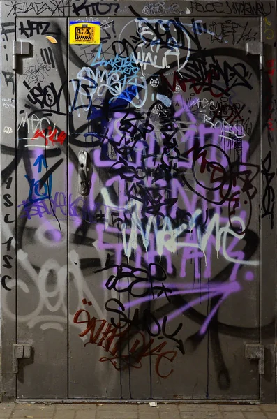 Θραύσμα Ετικέτες Γκράφιτι Παλιό Τείχος Είναι Χαλασμένο Λεκέδες Χρωμάτων Στο — Φωτογραφία Αρχείου
