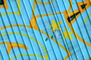 Grafiti çizimler parçası. Eski duvar boya lekeleri sokak sanatı kültür tarzı ile dekore edilmiştir. Renkli arka plan doku soğuk tonlarda.