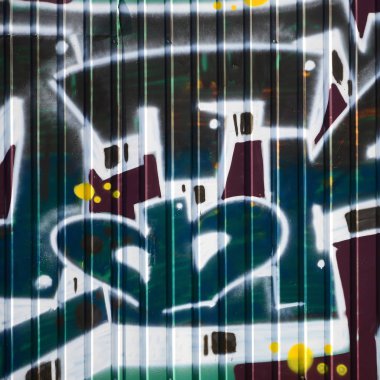 Grafiti çizimler parçası. Eski duvar boya lekeleri sokak sanatı kültür tarzı ile dekore edilmiştir. Yeşil tonlarında renkli arka plan doku.