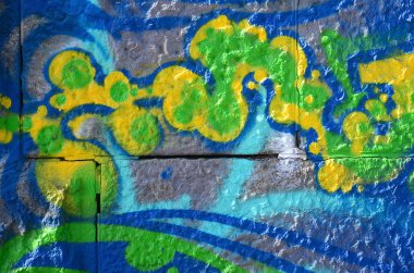 Grafiti çizimler parçası. Eski duvar boya lekeleri sokak sanatı kültür tarzı ile dekore edilmiştir. Yeşil tonlarında renkli arka plan doku.