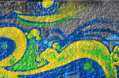 Grafiti çizimler parçası. Eski duvar boya lekeleri sokak sanatı kültür tarzı ile dekore edilmiştir. Yeşil tonlarında renkli arka plan doku.