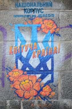 Grafiti çizimler parçası. Eski duvar boya lekeleri sokak sanatı kültür tarzı ile dekore edilmiştir. Portakal çiçeği.