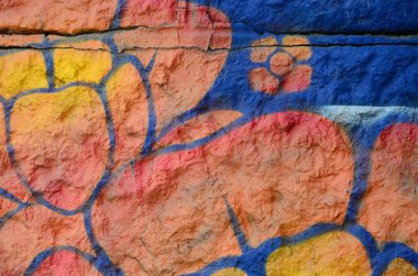 Grafiti çizimler parçası. Eski duvar boya lekeleri sokak sanatı kültür tarzı ile dekore edilmiştir. Portakal çiçeği.