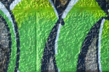 Grafiti çizimler parçası. Eski duvar boya lekeleri sokak sanatı kültür tarzı ile dekore edilmiştir. Yeşil tonlarında renkli arka plan doku.