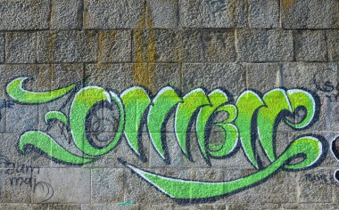Grafiti çizimler parçası. Eski duvar boya lekeleri sokak sanatı kültür tarzı ile dekore edilmiştir. Yeşil tonlarında renkli arka plan doku.