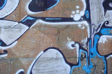 Grafiti çizimler parçası. Eski duvar boya lekeleri sokak sanatı kültür tarzı ile dekore edilmiştir. Renkli arka plan doku sıcak tonları içinde.