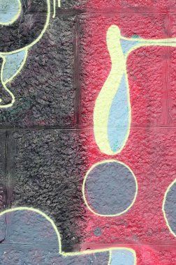 Grafiti çizimler parçası. Eski duvar boya lekeleri sokak sanatı kültür tarzı ile dekore edilmiştir. Çok renkli arka plan dokusu.