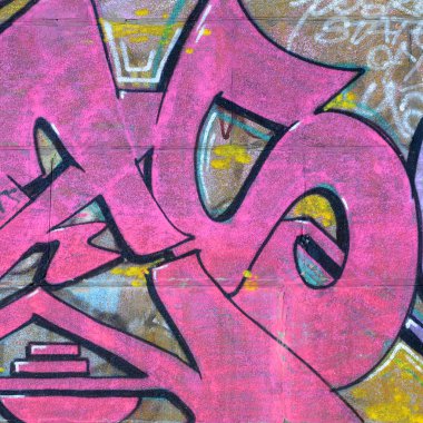 Grafiti çizimler parçası. Eski duvar boya lekeleri sokak sanatı kültür tarzı ile dekore edilmiştir. Mor tonlarında renkli arka plan doku.