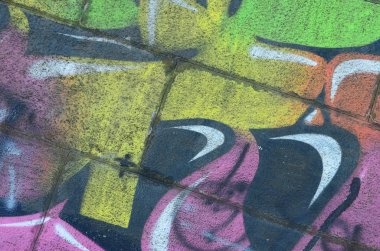 Grafiti çizimler parçası. Eski duvar boya lekeleri sokak sanatı kültür tarzı ile dekore edilmiştir. Çok renkli arka plan dokusu.