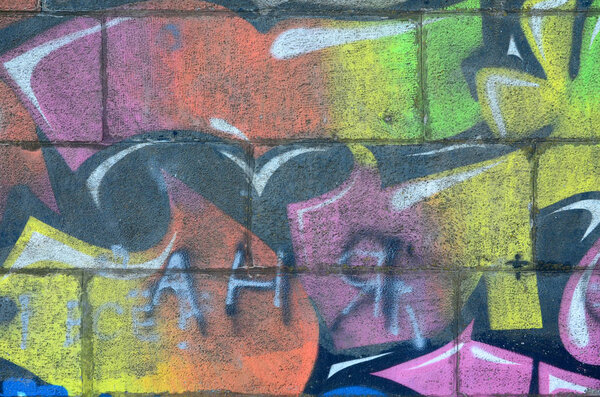 Фрагмент граффити рисунков. Старая стена декорирована краской в стиле уличного искусства. Многоцветная текстура фона
.